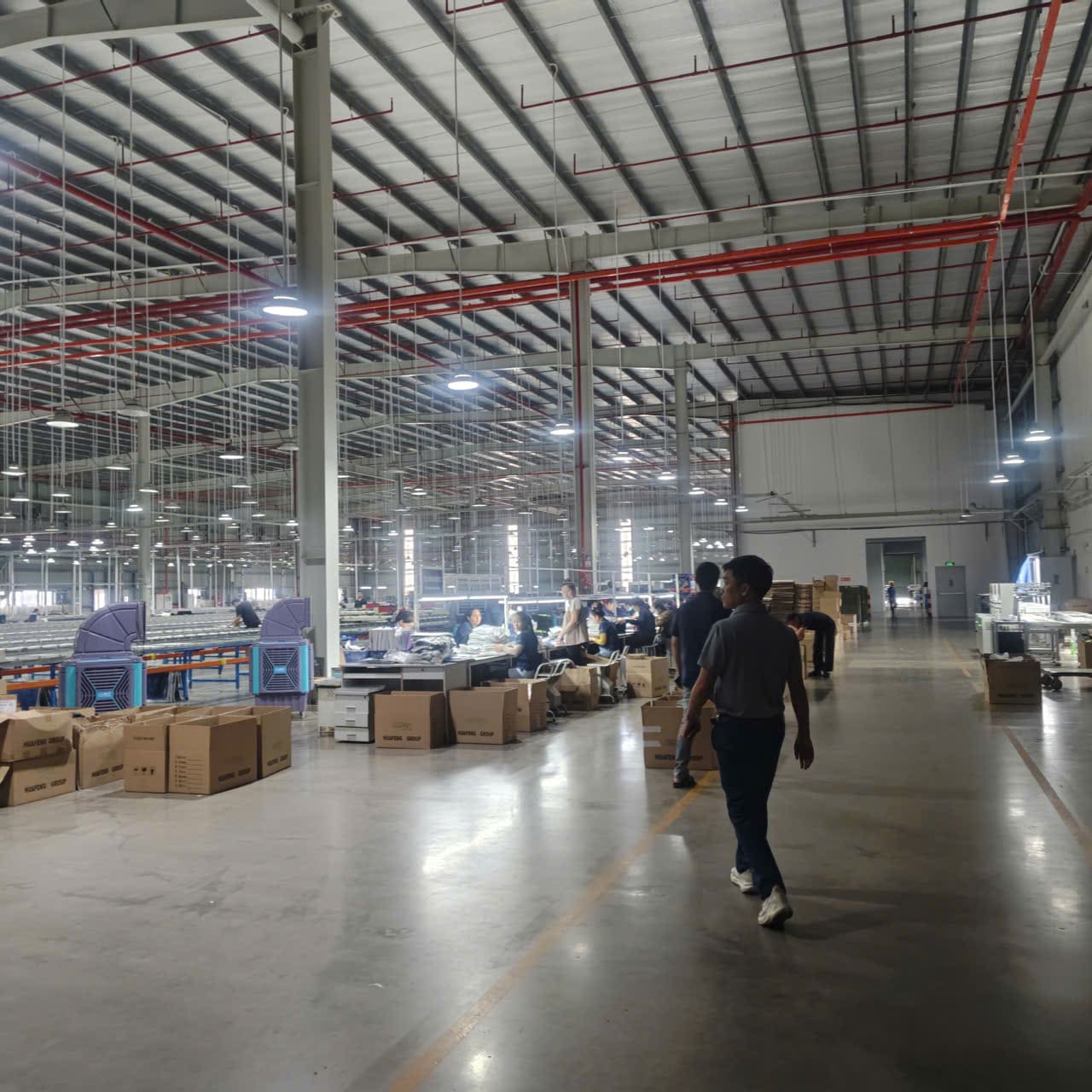 Ghi nhận các khu vực làm việc, vị trí thiết bị và lối đi trong nhà máy.