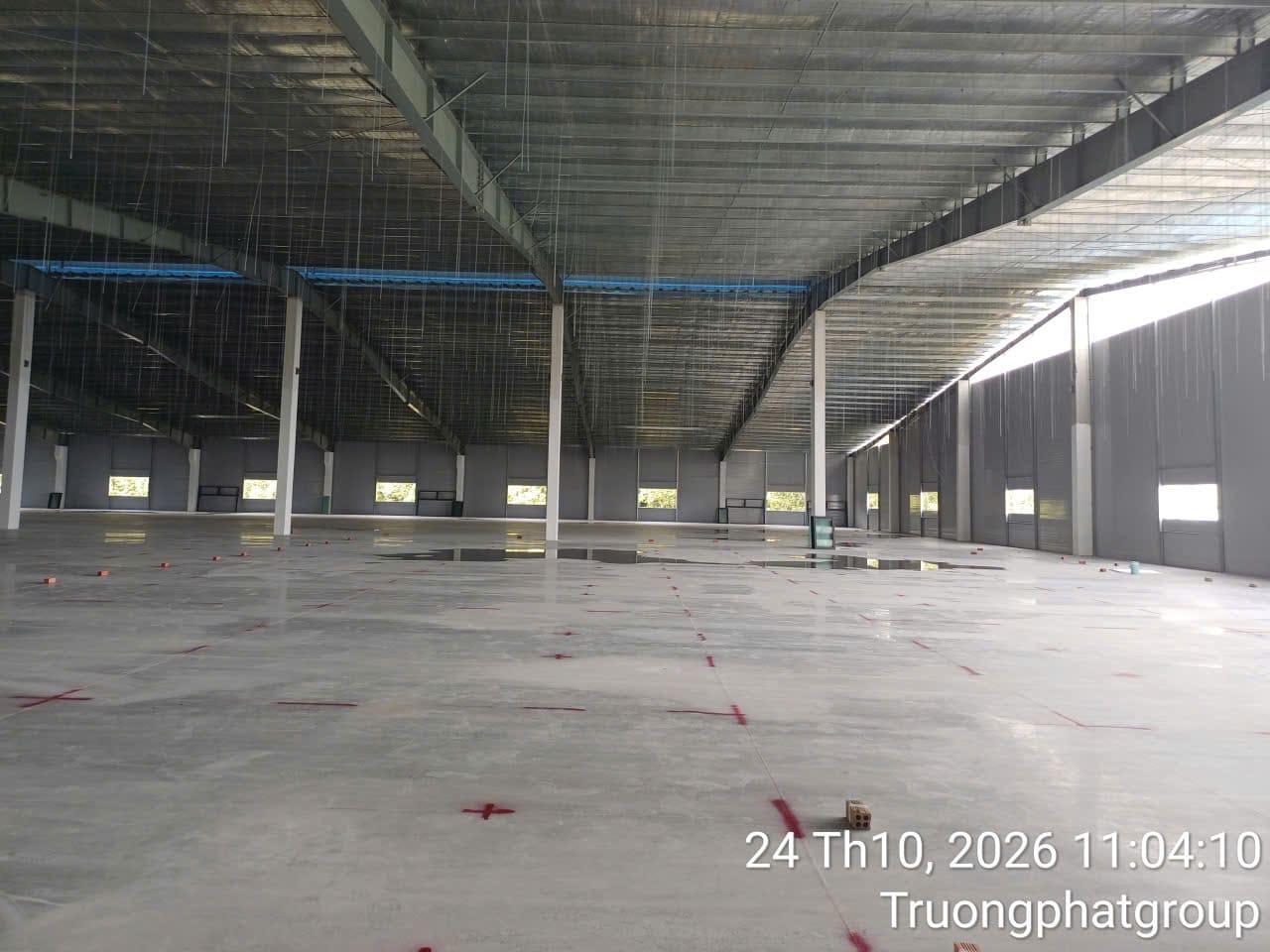 Khảo sát không gian bên trong nhà xưởng.